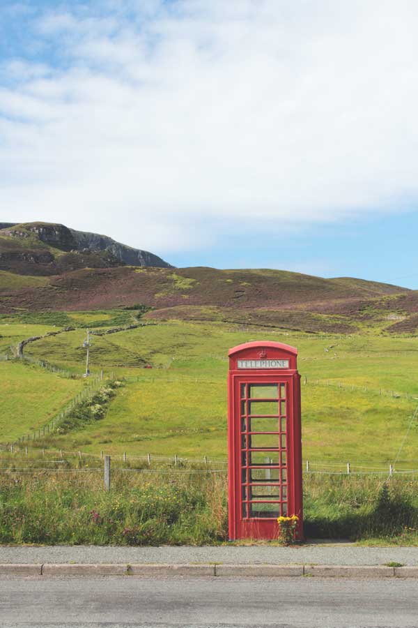 Imagen:  Una cabina telefónica tradicional británica.  Representando que proporciono locuciones nativas británicas a clientes que necesitan anuncios para sus sistemas telefónicos.