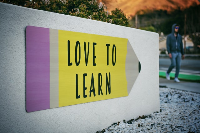 Image : Love To Learn.  Cela résume ma propre conviction.  C'est pourquoi j'aime travailler comme artiste voix-off dans l'apprentissage en ligne.